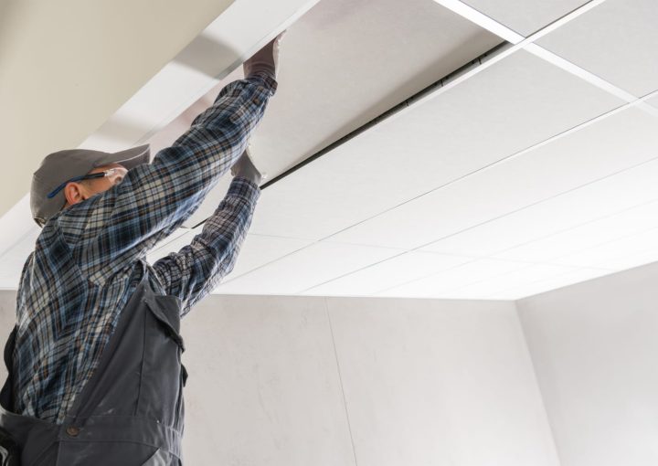 Trabajador de Matterplac instalando sistemas de techos